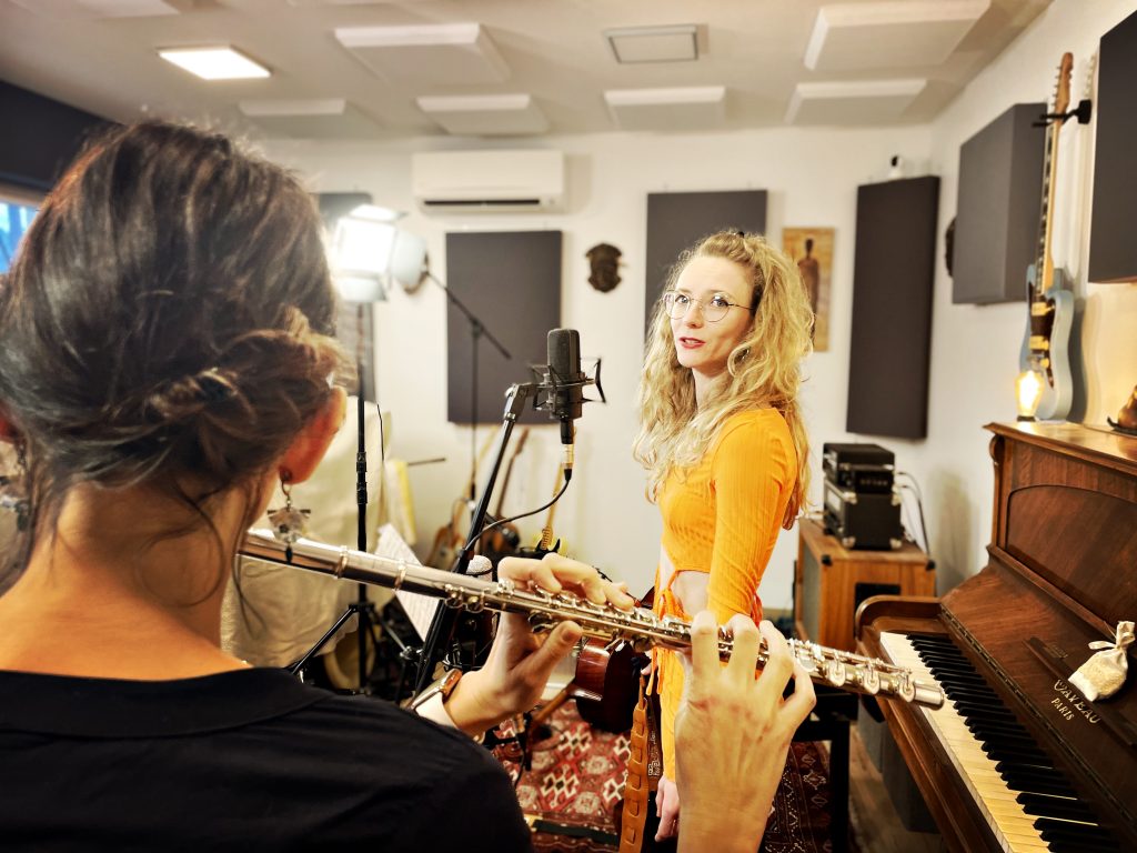 Flora Hol en enregistrement au Studio WET de MWproductions avec Matthieu Wassik