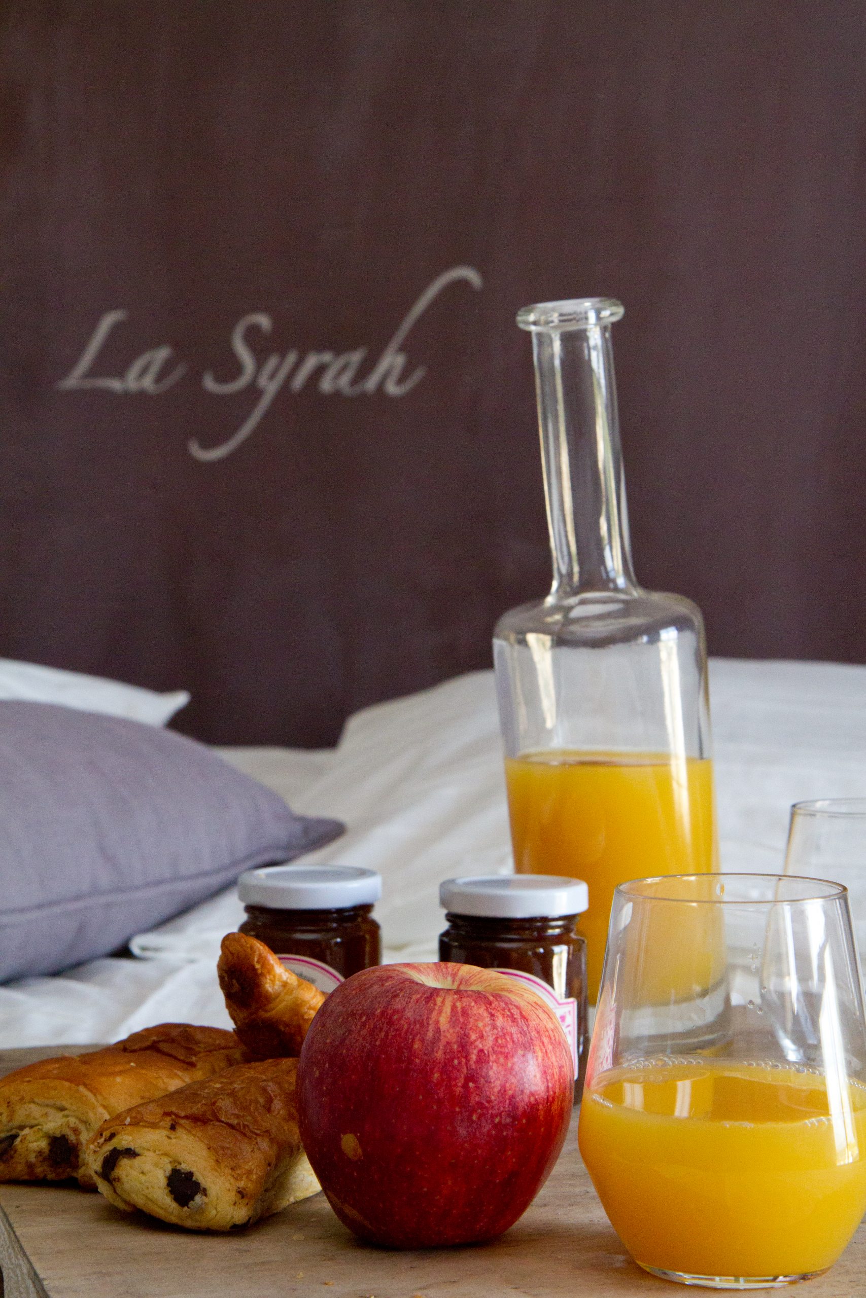 Petit déjeuner dans chambre provençale